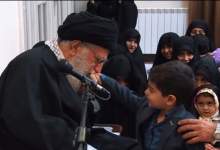 ( فیلم ) ماجرای بوسه رهبر انقلاب بر دست فرزند شهید  <img src="/images/video_icon.png" width="11" height="10" border="0" align="top">