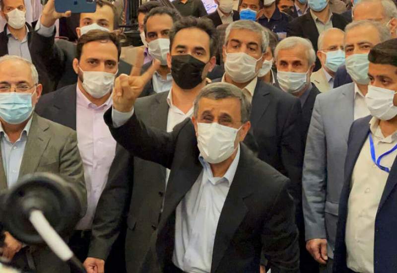 (تصویر) دختر سفیدپوش همراه احمدی‌نژاد که بود؟