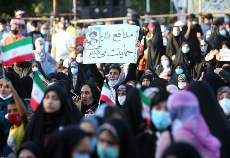 رئیسی: هزینه تبلیغاتم را صرف کمک به نیازمندان کنید