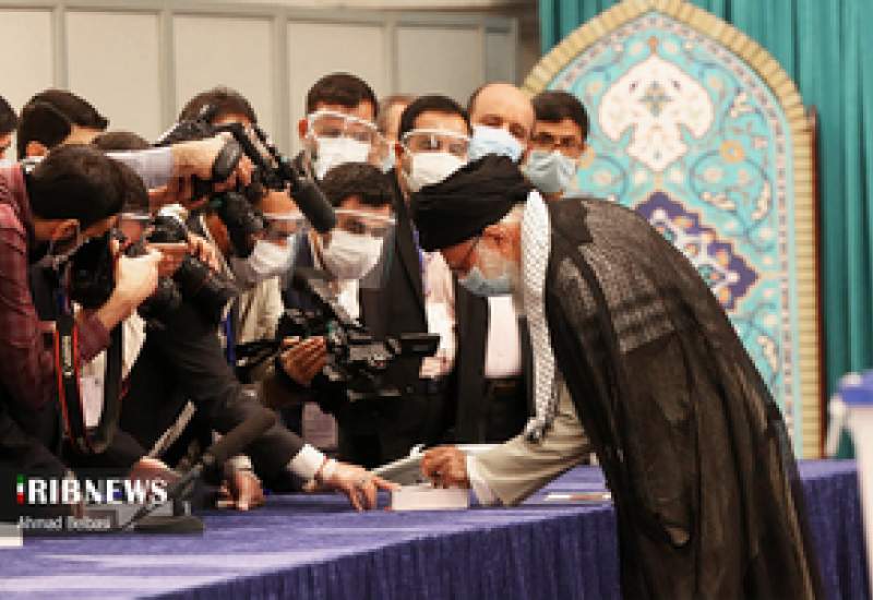 رهبر انقلاب اسلامی رأی خود را به صندوق انداختند ( + تصاویر و صوت )