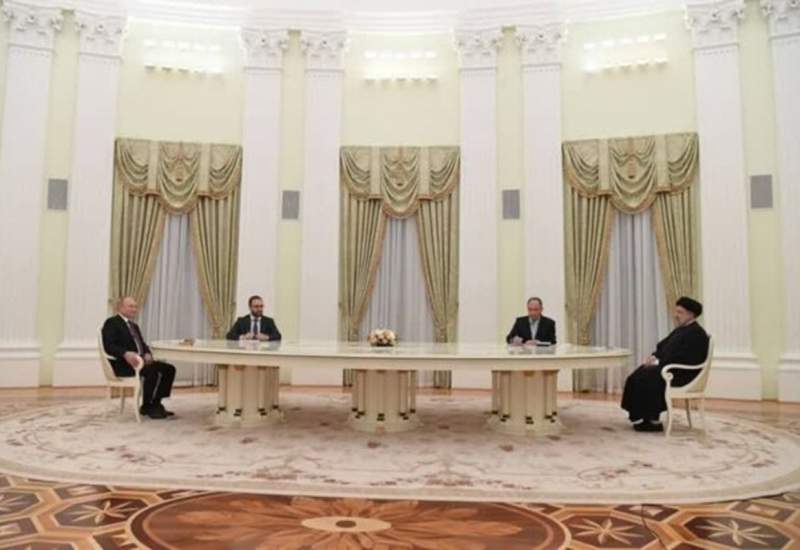 رئیسی با «پوتین» دیدار کرد / نماز خواندن رئیسی در کاخ کرملین روسیه + فیلم و تصاویر