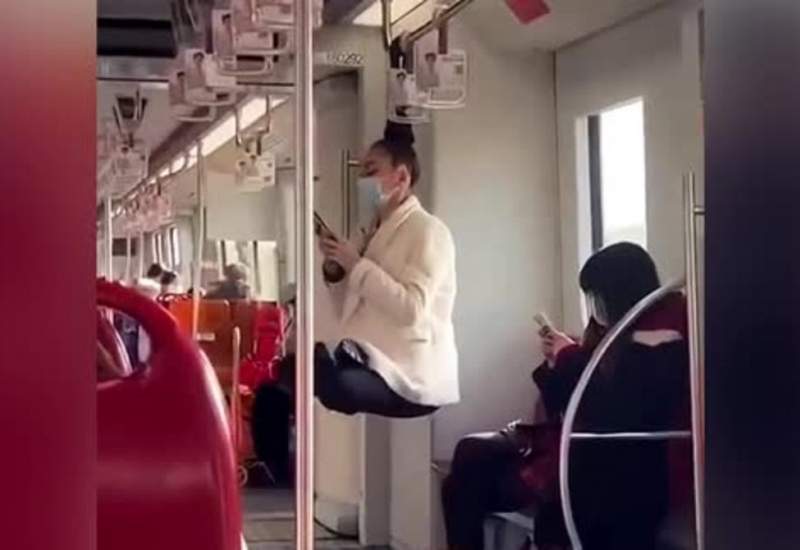 (ویدئو) آویزان شدن یک زن با موهایش در مترو!  <img src="/images/video_icon.png" width="11" height="10" border="0" align="top">