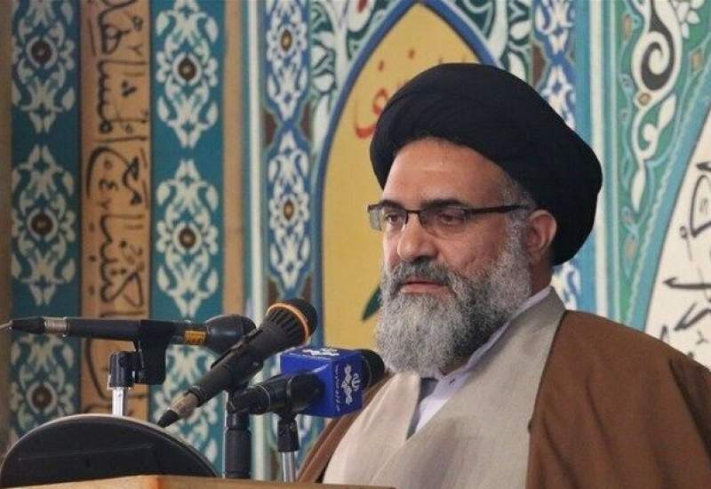 امام جمعه یاسوج: مدیران با رأفت و مهربانی با مردم برخورد کنند