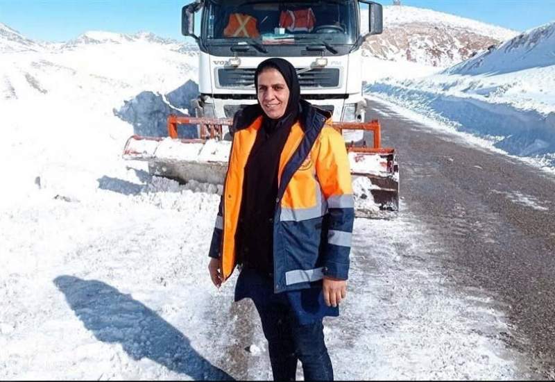 شیرزن جاده‌های برفی را بشناسید / تنها زن راهدار ایرانی که راننده تریلی هم بوده است + (فیلم و تصاویر)