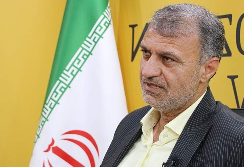(عکس) جنجال تصویر نماینده مجلس با لودر؛ بنری که حاشیه ساز شد