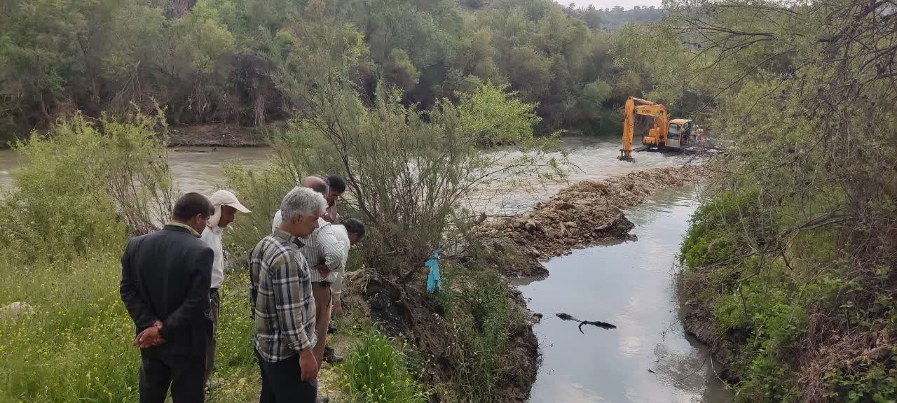 تقدیر دهیاری و مردم روستای صالحان از خدمات سردار حکمتیان در روستا