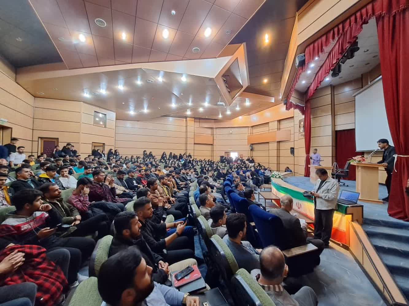 محمد بهرامی در واکنش به یکی از دانشجویان: این اعتراضات مشخص است از کدام اتاق فکر است اگر راست میگویید به کاندیدتان بگویید برای مناظره بیرون بیاید
