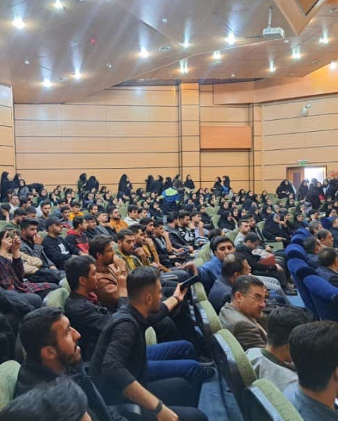 محمد بهرامی در واکنش به یکی از دانشجویان: این اعتراضات مشخص است از کدام اتاق فکر است اگر راست میگویید به کاندیدتان بگویید برای مناظره بیرون بیاید