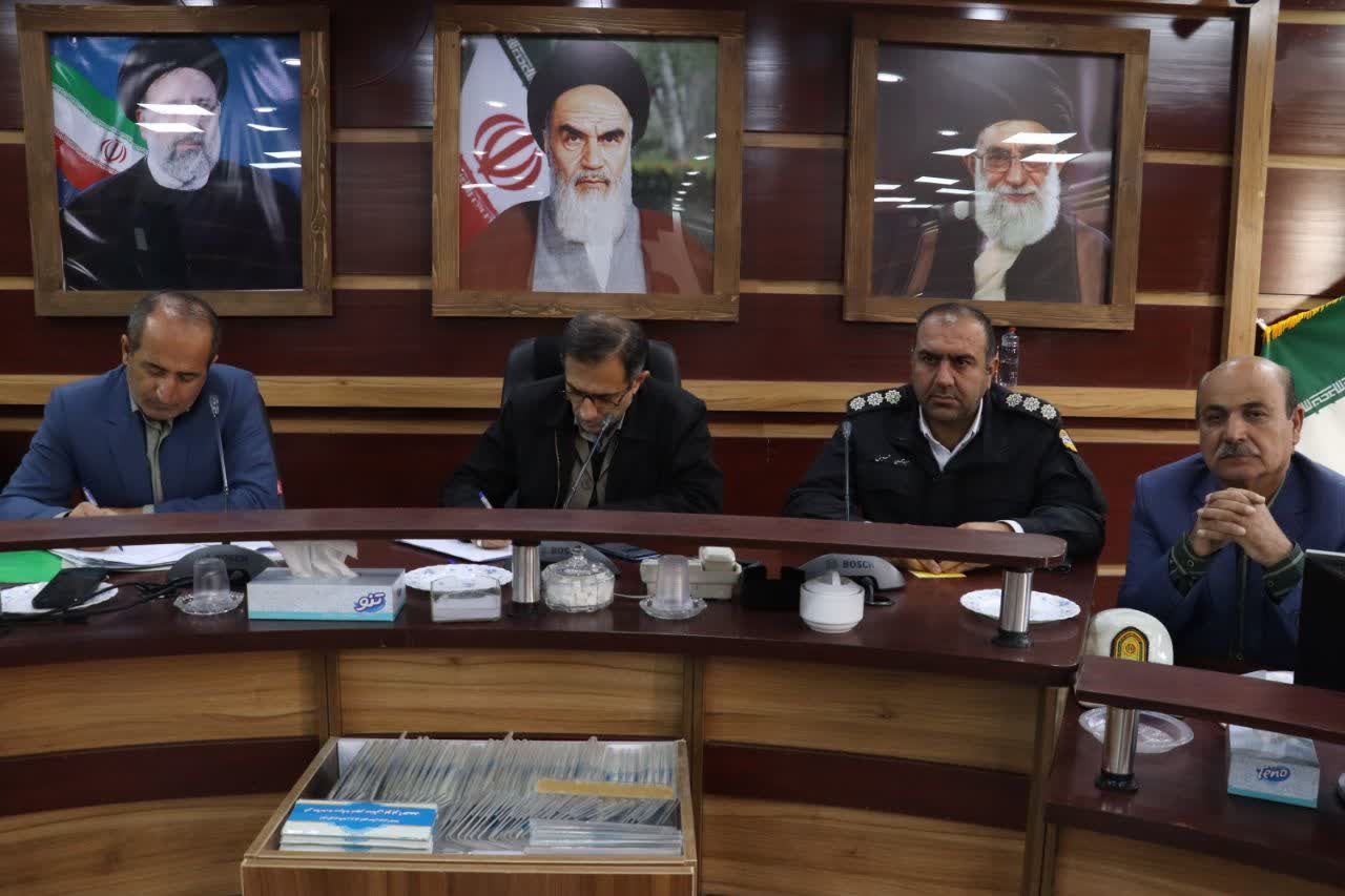 فرماندار بویراحمد: حرف‌تان قابل قبول و حتی قابل شنیدن نیست / هیچ کمیسیونی معطل مدیران غایب نمی‌شود / بخشداری مرکزی بویراحمد: ۵٠ کیوسک بدون مجوز در حوزه مرکزی وجود دارد