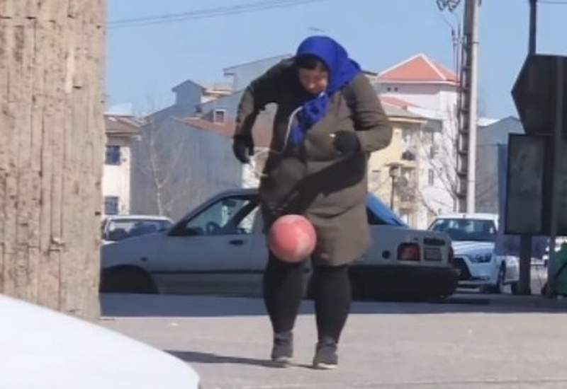 فیلم/  روپایی زدن یک خانم در خیابان‌های گیلان