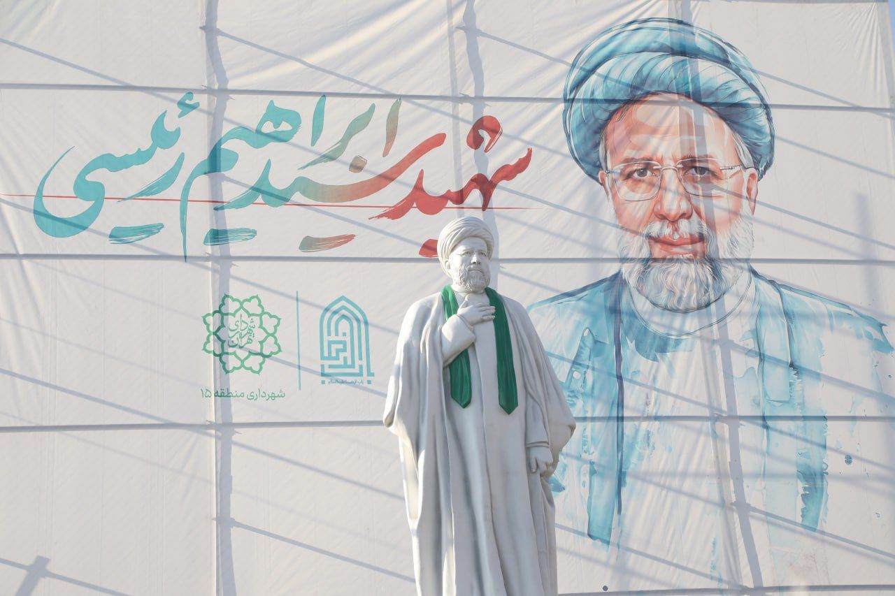 نصب تندیس جدید از ابراهیم رئیسی در بزرگراه بعثت تهران