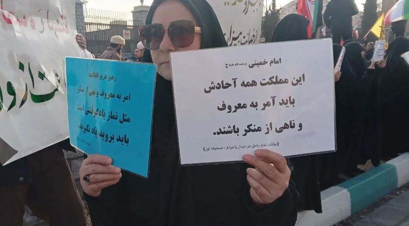 شعار علیه سران قوا در تجمع امروز در کنار ساختمان مجلس