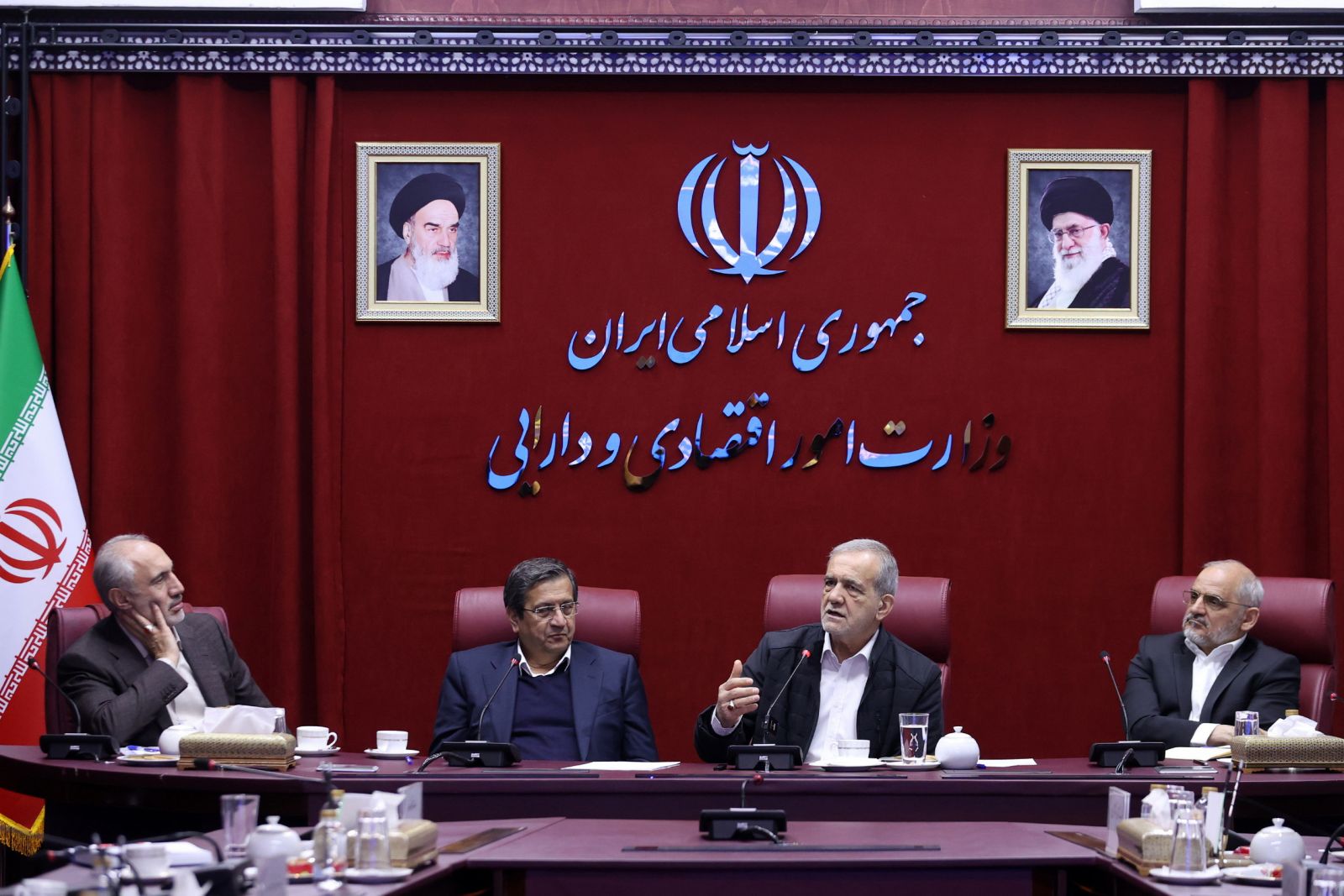 واکنش پزشکیان به استیضاح همتی: استیضاح وزیر اقتصاد مشکل ارزی کشور را حل نمی‌کند / سیاستگذاری‌های اقتصادی در جلسه سران سه قوه اتخاذ شده و یک نفر را مقصر جلوه دهیم بی‌انصافی است / چرا عده‌ای باید از FATF فرار کنند؟ 