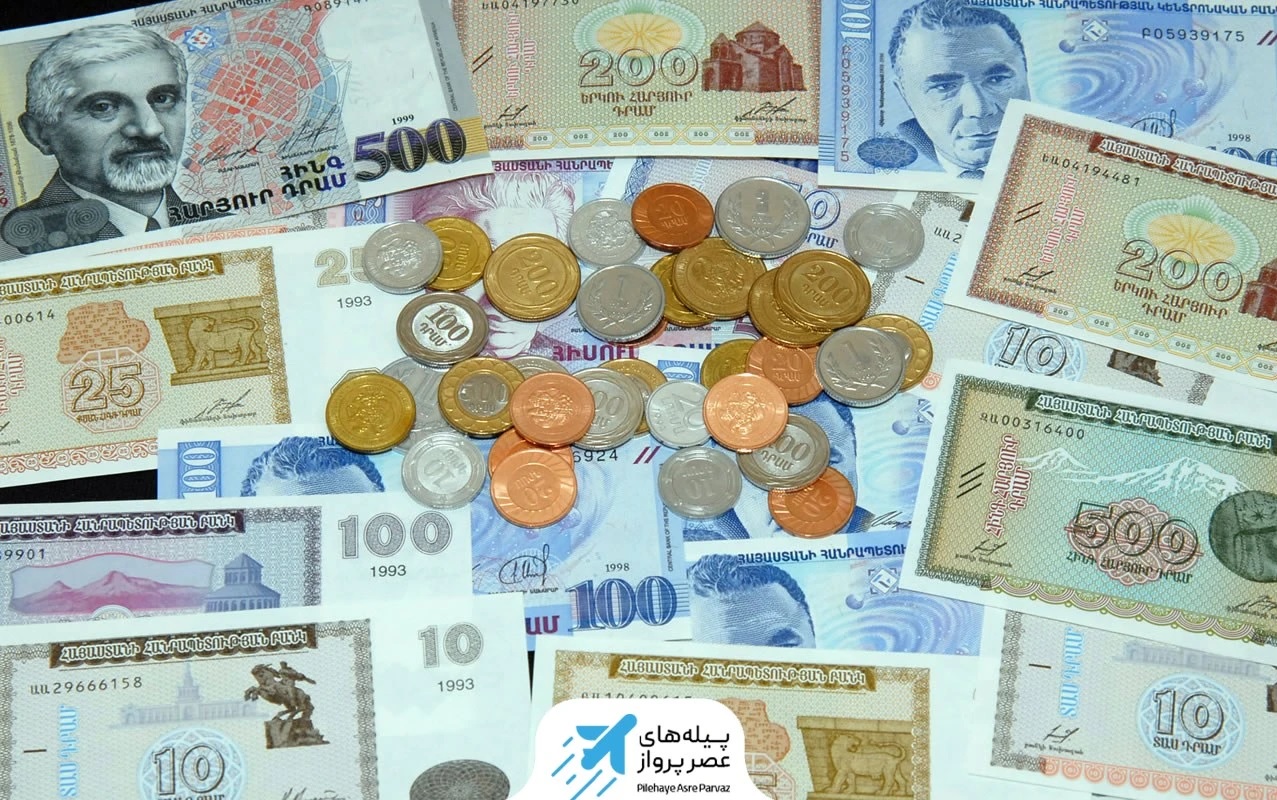 دور دنیا نوسان بازار ارز در محدوده رنج/ افزایش قیمت درهم امارات؛ لیر ترکیه استُپ کرد/ دلار سنگاپور در اوج؛ تردیدها در مسیر پیش‌رومحمدمهدی درستی محمدمهدی درستی کدخبر: ۷۱۹۶۳۴۱۴۰۴/۰۲/۲۲ - ۲۲:۳۰ اقتصادنیوز: بازار ارز امروز شاهد نوسان مثبت و منفی قیمت‌ها در محدوده رنج بود و درهم امارات هم 22837 تومان نرخ گذاری شد و رشد ارزش 79 تومانی را تجربه کرد. نوسان بازار ارز در محدوده رنج/ افزایش قیمت درهم امارات؛ لیر ترکیه استُپ کرد/ دلار سنگاپور در اوج؛ تردیدها در مسیر پیش‌رو به گزارش اقتصادنیوز،  دلار سنگاپور در سال جاری تاکنون بهترین عملکرد را در میان ارزهای جنوب شرقی آسیا به ثبت رسانده، اما چشم‌انداز اقتصاد این کشور با ابرهایی از نگرانی‌های تورمی و رشد اقتصادی تیره شده و ممکن است در ماه‌های آینده این روند صعودی با چالش مواجه شود.  ارزش دلار سنگاپور در برابر دلار آمریکا حدود ۵ درصد افزایش یافته و به بالاترین سطح مجاز در چارچوب سیاست‌گذاری ارزی نهاد پولی این کشور (MAS) در برابر سبدی از ارزهای وزنی تجاری رسیده است. با این حال، هم‌زمان با افزایش موانع در عرصه رشد اقتصادی، دولت سنگاپور پیش‌بینی خود از رشد تولید ناخالص داخلی سال ۲۰۲۵ را به محدوده ۰ تا ۲ درصد کاهش داده و به نگرانی‌ها در خصوص کند شدن موتور صادرات کشور دامن زده است.  از سوی دیگر، MAS – که سیاست پولی خود را نه از طریق نرخ بهره بلکه با مدیریت نرخ ارز اعمال می‌کند – اخیراً هدف تورمی خود را نیز کاهش داده و با باز کردن فضای مانور برای سیاست‌گذاری تسهیلی بیشتر، احتمال فشار بر نرخ ارز را افزایش داده است. این نهاد پولی بر شاخص S$NEER (نرخ مؤثر اسمی دلار سنگاپور) تمرکز دارد و اجازه می‌دهد این شاخص در یک دامنه مشخص نوسان کند.  خرید طلا، هم دستی هم خودکار | با اینویـ، از ۱۰۰ هزار تا بی‌شمار  براساس تحلیل فیلیپ وی، اقتصاددان ارشد در بانک DBS، نرخ کنونی S$NEER حدود ۱.۱ درصد بالاتر از میانه این محدوده قرار دارد. به گفته او، با توجه به اصلاح نزولی پیش‌بینی‌های رشد و تورم، منطقی است که این نرخ به سمت میانه حرکت کند.  در این میان، بازارها منتظر انتشار داده‌های صادرات غیرنفتی هستند که قرار است روز جمعه منتشر شود. تحلیل‌گران انتظار دارند این داده‌ها، نشانه‌های اولیه‌ای از اثرات تعرفه‌ها بر صادرات سنگاپور را روشن‌تر کنند.  مو سیونگ سیم، استراتژیست فارکس در بانک سنگاپور نیز تأکید کرده است: «در صورتی که داده‌های واقعی هم‌راستا با فضای بدبینی موجود در نظرسنجی‌ها باشد، شاخص S$NEER ممکن است به‌تدریج به سمت میانه محدوده سیاستی MAS کاهش یابد.»  ساکتیاندی سوپات، رئیس تحقیقات فارکس در Maybank، نیز احتمال مداخله MAS برای مدیریت هرگونه افزایش بیش از حد S$NEER را مطرح کرده و گفته است که بانک مرکزی آماده حضور در بازار برای جلوگیری از بی‌ثباتی‌های ارزی خواهد بود.  اگرچه دلار سنگاپور همچنان در جایگاه قدرتمندی قرار دارد، اما نشانه‌های متعددی از احتمال تعدیل این روند صعودی دیده می‌شود؛ عواملی همچون کاهش انتظارات تورمی، نگرانی‌ها از رشد اقتصادی ضعیف و سیاست‌گذاری محتاطانه بانک مرکزی می‌توانند در ماه‌های آتی فضای متفاوتی برای این ارز پدید آورند؛ موضوعی که بهانه خوبی است برای مرور آخرین قیمت این اسکناس در بازار ارز تهران.  قیمت دلار سنگاپور امروز 22 اردیبهشت 1404 امروز قیمت دلار سنگاپور در جریان معاملات بازار 230 تومان عقب نشست و به 63960 تومان رسید.  قیمت لیر ترکیه امروز امروز قیمت لیر ترکیه در جریان معاملات بازار ثبات را تجربه کرد و 2150 تومان قیمت گذاری و خرید و فروش شد.  نرخ تبدیل دلار آمریکا به لیر ترکیه امروز برابر 38.024 است و هر یک دلار آمریکا برابر است با 38.024 لیر ترکیه است.  قیمت رینگیت مالزی امروز امروز همچنین قیمت رینگیت مالزی افزایش 60 تومانی را تجربه کرد و در حالی معاملات را به پایان رساند که 19460 تومان قیمت خورد.  ​قیمت درهم امارات امروز امروز همچنین قیمت درهم امارات در جریان مبادلات ارزی انجام شده در بازار ارز تهران، پیشروی کرده است و 22837 تومان نرخ گذاری شد. هر درهم رشد ارزش 79 تومانی را تجربه کرد.  آخرین نرخ بات تایلند امروز بات در پایان فعالیت امروز بازار ارز تهران 2497 تومان نرخ گذاری شد تا نسبت به روز گذشته کاهش 22 تومانی را تجربه کرده باشد.  نرخ امروز ریال عمان ریال عمان هم امروز در بازار افزایش قیمت را نسبت به روز کاری گذشته تجربه کرد و 216750 معامله شد. هر ریال نسبت به روز گذشته رشد 740 تومانی داشته است.   قیمت منات آذربایجان امروز در بازار ارز تهران قیمت منات آذربایجان افزایش را نسبت به روز پیش تجربه کرد و 49270 تومان نرخ گذاری و معامله شد تا 170 تومان گران شده باشد.  همچنین نرخ برابری منات آذربایجان و دلار آمریکا امروز به 1.7 رسید که تغییری نسبت به روز گذشته نداشت.  آخرین قیمت درام ارمنستان در بازار معاملات بازار در حالی سپری شد که قیمت درام ارمنستان 215 تومان ارزش گذاری و خرید و فروش شد تا یک تومان افزایش داشته باشد.  همچنین بخوانید بازار ارز بر مدار صعود؛ قیمت درهم امارات در کانال جدید، لیر ترکیه استُپ کرد/ بازار داغ املاک در… فراز و فرود بازار ارز در سال 1403/ ریال عمان رکورددار افزایش قیمت شد؛ دینار عراق و درام با… بازار ارز بر مدار صعود؛ قیمت درهم در کانال جدید؛ لیر ترکیه سقف زد/ عربستان در مسیر استقراض بزرگ؛… قیمت درهم امارات تغییر کانال داد؛ لیر ترکیه و دینار گران شدند/ تب داغ خرید مسکن در سنگاپور  قیمت دینار عراق امروز قیمت دینار هم در بازار ارز تهران نسبت به روز گذشته ثبات داشت. هر دینار امروز 58 تومان معامله شد.   قیمت لاری گرجستان در بازار بازار ارز تهران امروز را در حالی به پایان برد و بسته شد که قیمت لاری گرجستان شیب صعودی را در پیش گرفت. هر لاری عصر امروز 30580 تومان قیمت خورد و 110 تومان گران شد.  خلاصه معاملات امروز پیام آور خبری تازه برای معامله گران نبود و نسبت به روز گذشته قیمت ارزها در سایه نوسان دلار، در محدوده رنج نوسان دادند.