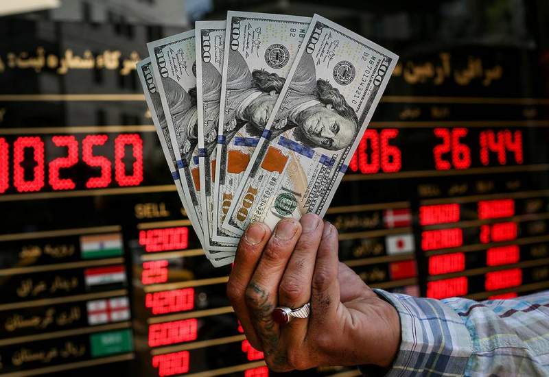 نوسان قیمت دلار در مرز حساس؛ بازار ارز زیر فشار 3 عامل مهم/ پیش‌بینی قیمت دلار امروز ۳ خرداد 1404