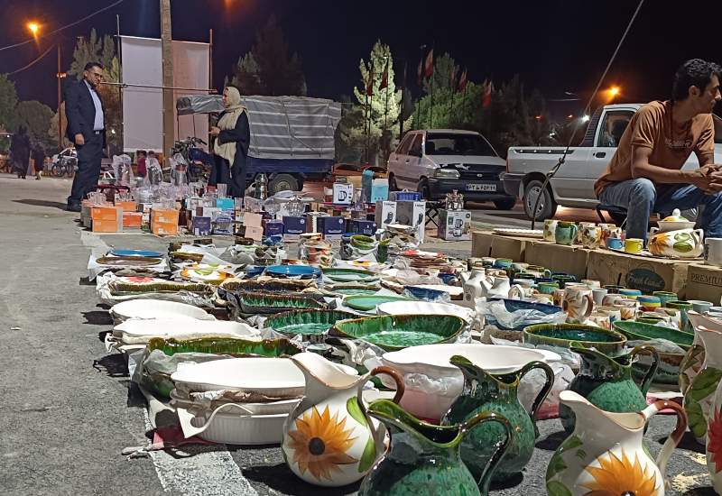 چه‌ خبر از بازار شب دهدشت؟ / آقایان مسئول؛ گلایه‌های دستفروشان را بشنوید! / برگزاری نمایشگاه در جوار بازار شب نشانه‌ی چیست؟