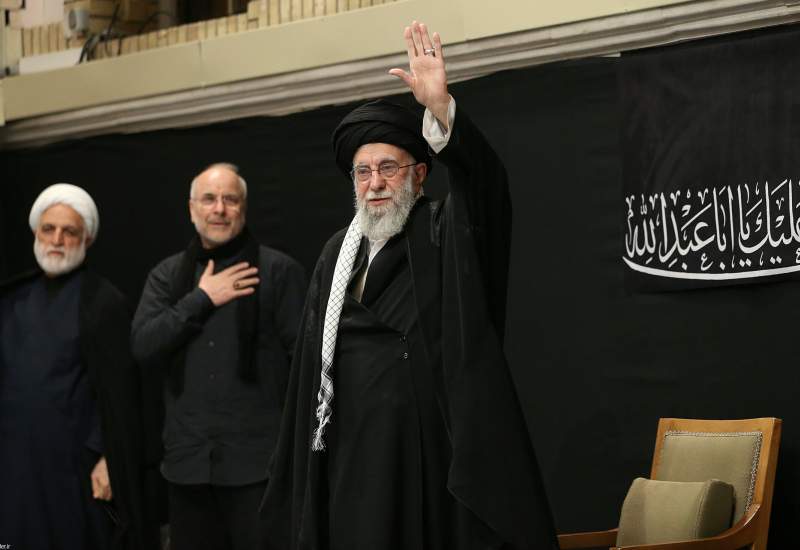 فیلم| واکنش قهرمانان ورزش به حضور رهبر انقلاب در مراسم شب عاشورا  <img src="/images/video_icon.png" width="11" height="10" border="0" align="top">