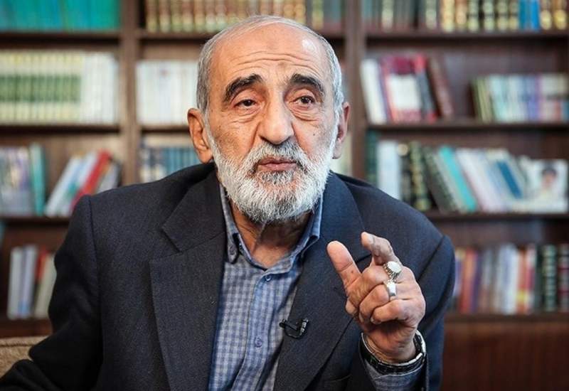 حمله شریعتمداری به پزشکیان به بهانه مصاحبه با تاکر کارلسون؛ چرا گفتید مراجع علیه فرد خاصی فتوا نداده‌اند؟