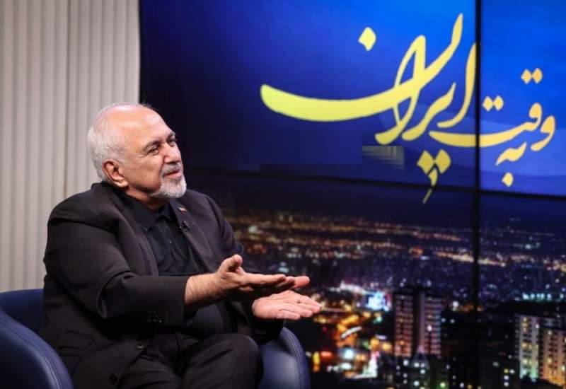 محمدجواد ظریف: ما باید بفهمیم نفوذ از کجا می‌آید، بفهمیم کاترین شکدم چطوری آمد در کشور ما!؟ چرا اینها را فراموش می‌کنیم؟ / چه چیزی باعث شده جای فرماندهان ما را به اسرائیلی‌ها لو می‌دهند و آنها دقیق می‌زنند /حضور مقام معظم رهبری در شب تاسوعا و «ای ‌ایران را بخوان»، نشان‌دهنده این یک حکومت مردمی است / ما دو تا هلال قدرت داریم؛ یکی هلال نوروز و یکی هلال عاشورا / همان‌طور که نباید هلال عاشورا را نفی کنیم، هلال نوروز و هلال اسلام را هم نباید نفی کنیم / ما حتماً اشتباه زیاد کرده‌ایم، ممکن بود ما سیاستی را دنبال کنیم که امروز سردار سلیمانی عزیز زنده باشد