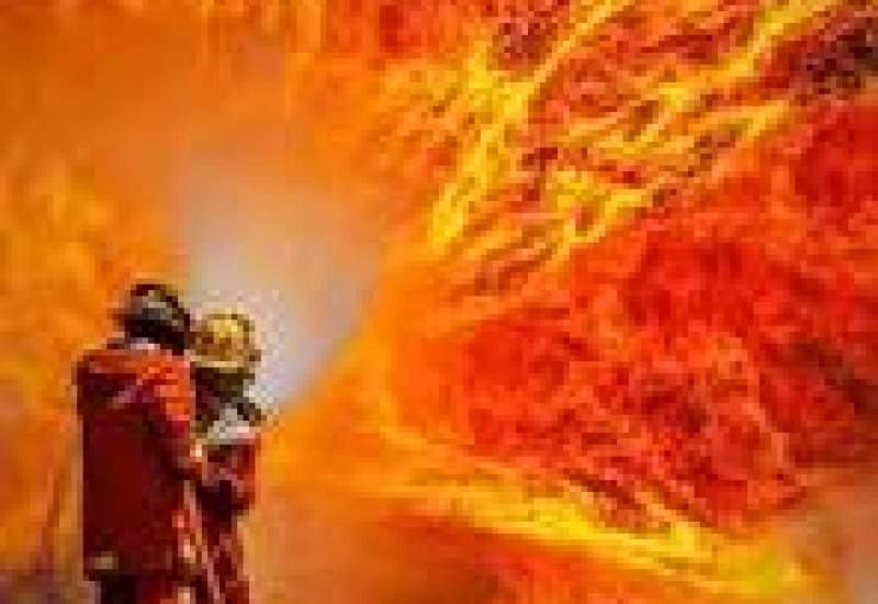مهار آتش‌سوزی در انبار ضایعاتی با تلاش آتش نشانان شهرداری و نفت گچساران