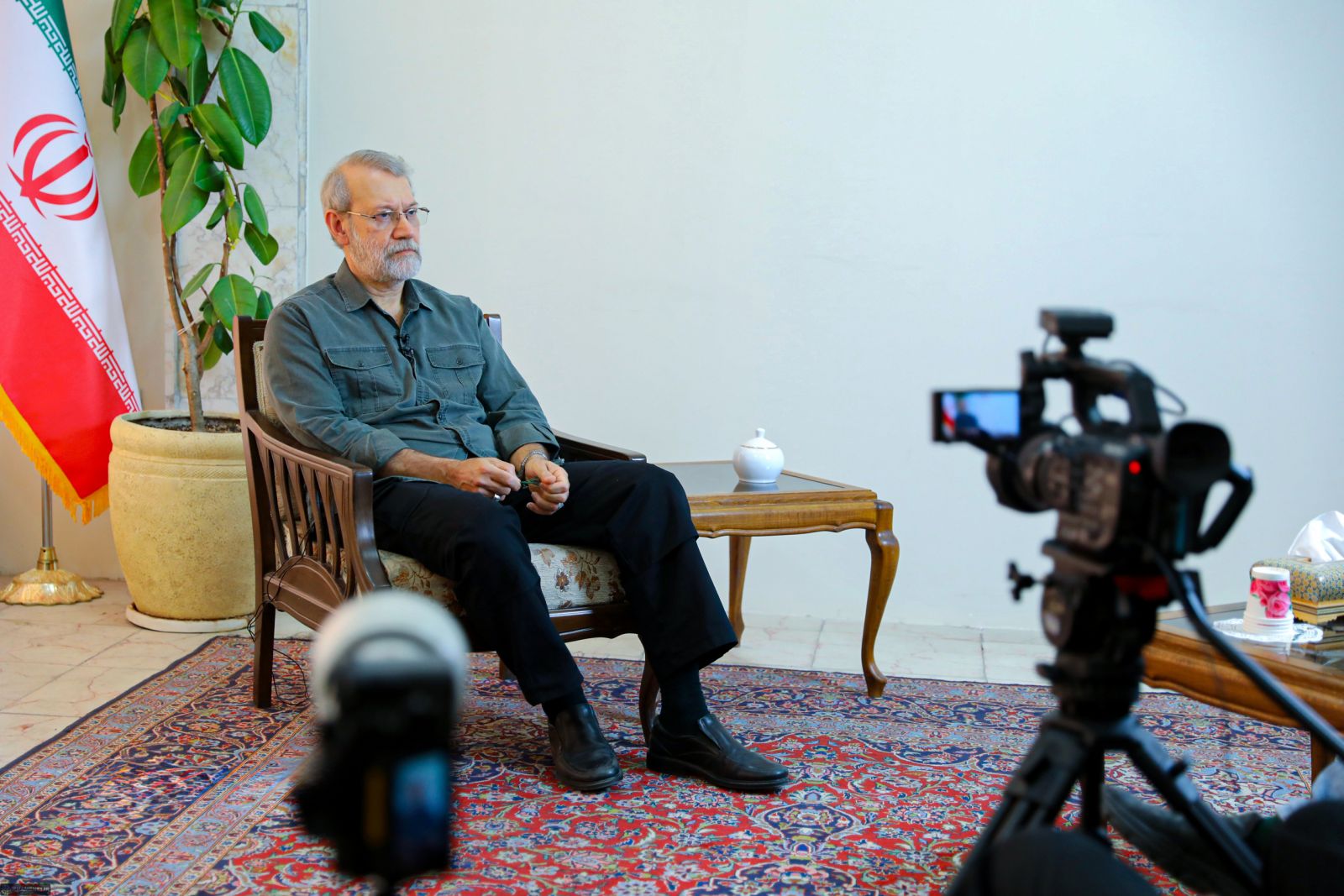 علی لاریجانی: ایرانیها «تسلیمبشو» نیستند / بعضیها در داخل گفتند خوب است که مثلاً این شش ماه تمدید مهلت اسنپبک را بپذیریم؛ ما این را قبول نداریم / در شورای دفاع موضوع خریداری تجهیزات جدید هم مطرح شد / تکیهی ما بیشتر بر مسائل داخلی است، ولی از کمکهای دیگران هم استفاده میکنیم / در حوزهی پدافند و رادارها یک نقایصی داشتیم که الان در این امور متمرکزند و دارند کار میکنند / در بخشهای امنیّتی هم اشکالاتی وجود داشته که جلساتی هم در این زمینه دارد برگزار میشود