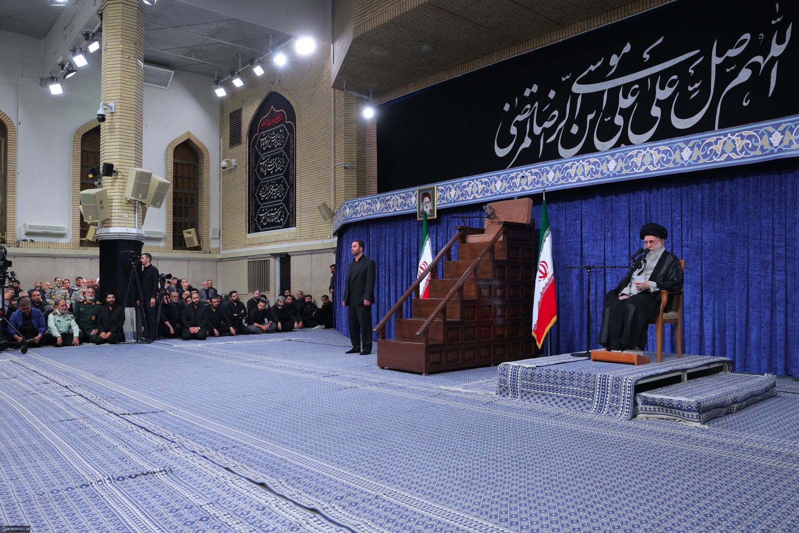 رهبر انقلاب: دشمنان ایران فهمیده‌اند که ملت ایران و نظام اسلامی را نمی‌توان با جنگ به زانو درآورد/ همه باید از خدمتگزاران کشور به‌ویژه رئیس جمهور پرتلاش حمایت کنند