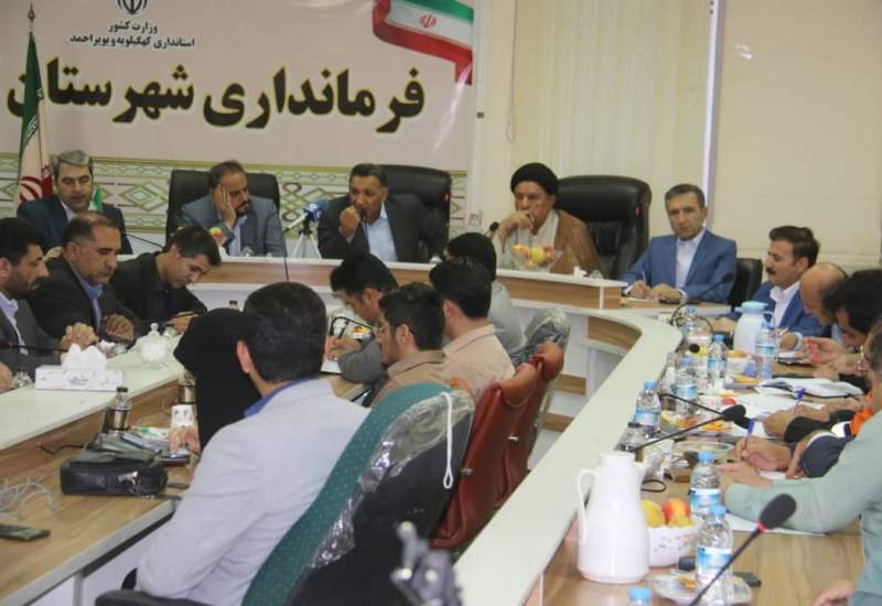غیبت مدیران کل تا جایی بود که رئیس دفتر نماینده در صدر نشست/ خط و نشان فرماندار کهگیلویه برای مدیران شهرستان ؛از این پس خودم به جزئی ترین کم کاری تان ورود میکنم/ مدیرعامل آب منطقه: پروژه گندمکار کامل ترین پروژه آبی است؛ ۹۰ میلیارد اعتبار ملی دارد، نماینده کهگیلویه نیز ۳۱ میلیارد دیگر به آن افزود/ رزم‌خواه: بیمارستان جدید ۱۲ سال طول میکشد تا احداث شود/ موحد: اگر امسال بیمارستان جدید کلنگ زنی نشود ،بعید است دیگر این اتفاق بیفتد/ گلایه های بخشداران در انتظار شنیده شدن