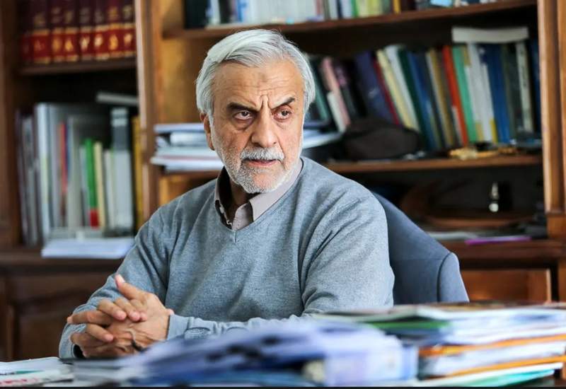 هاشمی طباء: کشور در وضعیت شبه بحران به سر می‌برد / برخی ظاهرا می‌خواهند صفتی که به خودشان به عنوان هسته سخت نظام داده‌اند را ثابت کنند / به نظر من همین‌ها در کابینه دارند خرابکاری می‌کنند و دستوراتشان را از اینها می‌گیرند / نمی‌شود افرادی که در دولت هستند دستورات خود را از جای دیگری بگیرند و رئیس‌جمهور اینگونه بخواهد وفاق ایجاد کند