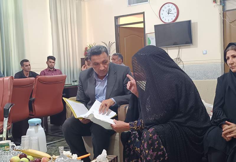 ملاقات عمومی فرماندار کهگیلویه/ معلق بین هیچ و پوچ مثل سمغان/ فرماندار کهگیلویه سنگ صبور مردم/ زنان مسکن ملی پیگیر شدند؛ وعده فرماندار ۱۶ مهر ماه سال جاری