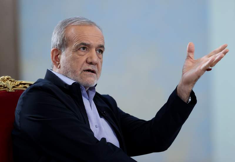پزشکیان: ما نمی‌خواهیم اسنپ‌بک فعال شود / صداهایی از مجلس می‌آید که بدتر از آن است / طبیعتا نمی‌خواهیم اسنپ‌بک فعال شود/ کشورهایی که ناقض قوانین بین‌المللی هستند، صلاحیت متهم کردن ایران به نقض این قوانین را ندارند/ بیش از اسنپ‌بک یا تهدیدهای خارجی از اختلافات داخلی واهمه دارم/ اگر موشک داشته باشیم، ولی مردم را نداشته باشیم، هیچ قدرتی نداریم/ آیا کسانی که در خارج زندگی می‌کنند و حجاب ندارند، لزوما عفاف ندارند! / همان کسانی که روزی به‌کلی با برجام مخالف بودند، حالا می‌گویند دیدید اسنپ‌بک فعال شد؟ این تناقض است / اگر کسی در خارج، روسری ندارد، آیا یعنی بی‌عفت است؟ این برداشت حداقل در ذهن من نمی‌گنجد / [اگر قانون حجاب اجرا می شد]، ممکن بود فضای کشور به سمتی برود که دیگر امکان مدیریت آن وجود نداشته باشد