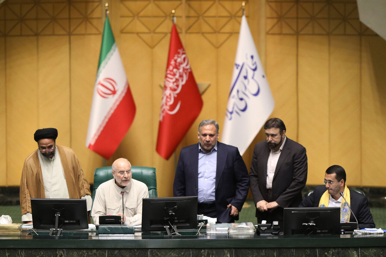 عامل اصلی حفظ منافع و امنیت ملی ایران فقط و فقط قوی شدن است / برای غربی ها، مذاکره، واژهی «فریب و فشار» برای خلع سلاح موشکی ایران است / همه باید از دعواهای قبیله ای و گروهی پرهیز کنند