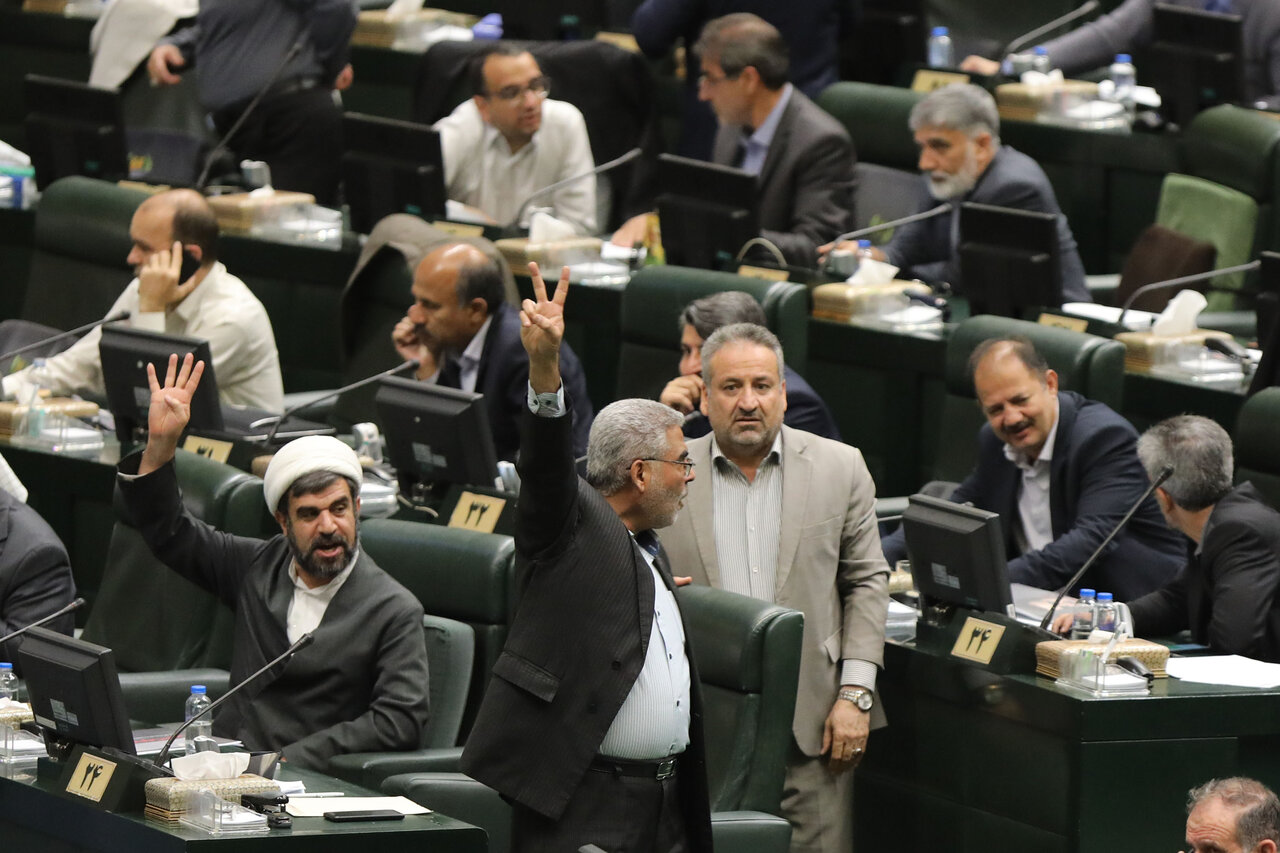 تصویب حذف چهار صفر از پول ملی / مجلس ایرادات شورای نگهبان بر این لایحه را رفع کرد/ حسینی، نماینده مجلس: واحد پول ملی ریال باقی می‌ماند /  حذف چهار صفر به صورت تدریجی انجام خواهد شد / مصوبه حذف چهار صفر از پول ملی در جهت تسهیل معاملات است/ بانک مرکزی 2 سال فرصت دارد شرایط اجرای مصوبه را فراهم کند