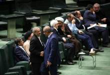 انتقاد روزنامه دولت از مجلس: وزیر آموزش و پرورش هنوز از مجلس به وزارتخانه بازنگشته بود که سوال بعدی مطرح شد / سوال بعدی را هم همان نماینده سوال کننده قبلی مطرح کرده بود / قبلا هم وزیر کار در جلسه صبح مجلس حضور یافته بود تا به پرسش‌های نمایندگان پاسخ دهد، اما عصر همان روز بار دیگر به یکی از کمیسیون‌ها دعوت شد تا به سؤال نماینده دیگری پاسخ دهد