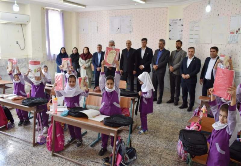توزیع بسته‌های لوازم التحریر بانک ملت در مدارس گچساران+تصاویر  <img src="/images/picture_icon.png" width="11" height="10" border="0" align="top">