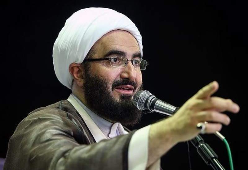 انتقاد تند حاج‌ علی‌اکبری، امام جمعه تهران، به باهنر: بابا این زبانتان را ببندید دیگر / کی هستی که اعلام می کنی نظام دیگر مسئله حجاب را کنار گذاشته