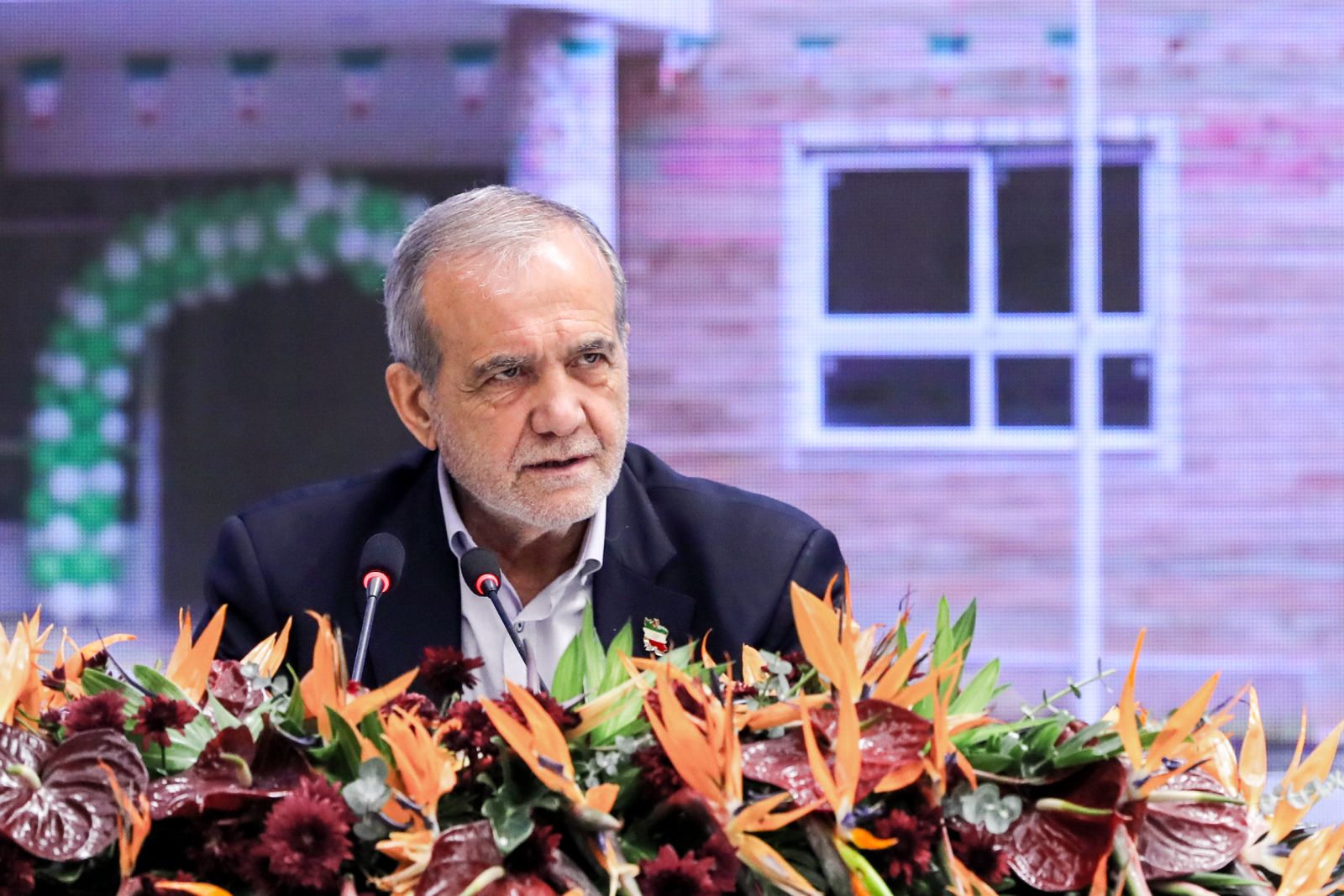 پزشکیان: روی طلا خوابیدهایم اما گرسنهایم؛ مقصر ما مدیران، مسئولان، سیاستمداران و قانونگذران هستیم نه آمریکا / از آمریکا و اسرائیل نمیترسم؛ از دعوا و اختلافات داخلی میترسم / قدر ما این نیست که دیگران، بچههایشان را درست آموزش بدهند اما ما یک عده آدم خودباخته، فریبخورده، ضعیف و در عین حال پرادعا تربیت کنیم