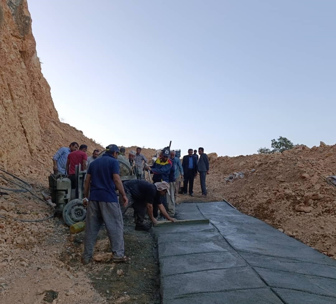 تصاویر | کار عجیب و معنادار اهالی روستای «جلاله» سادات محمودی دنا / آیا مسئولان منظور این اقدام مردم را متوجه میشوند؟