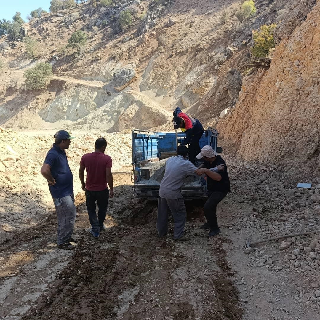 تصاویر | کار عجیب و معنادار اهالی روستای «جلاله» سادات محمودی دنا / آیا مسئولان منظور این اقدام مردم را متوجه میشوند؟