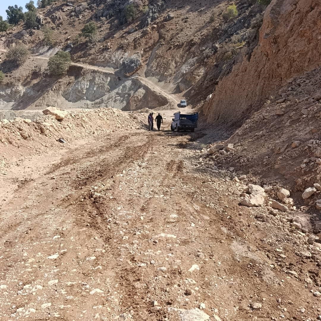 تصاویر | کار عجیب و معنادار اهالی روستای «جلاله» سادات محمودی دنا / آیا مسئولان منظور این اقدام مردم را متوجه میشوند؟