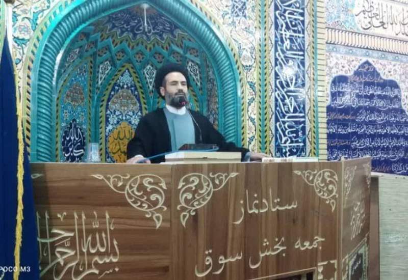 امام‌جمعه سوق: ۱۴ سال راکد پروژه آب‌رسانی ایدنک «ضعف مدیریتی» است / در بعضی شهرهای استان، هزاران میلیارد تومان صرف پروژه‌هایی می‌شود که نه بازدهی اقتصادی دارند و نه اشتغال ایجاد می‌کنند؛ اما پروژه‌ای که می‌تواند هزاران خانواده را از فقر نجات دهد، سال‌هاست معطل‌مانده است / این عدالت نیست، بی‌تدبیری است / در شأن زنان مؤمن و نجیب این منطقه نیست که برای تأمین نان خانواده‌هایشان راهی استان‌های هم‌جوار شوند تا در مزارع گوجه‌ کارگری کنند