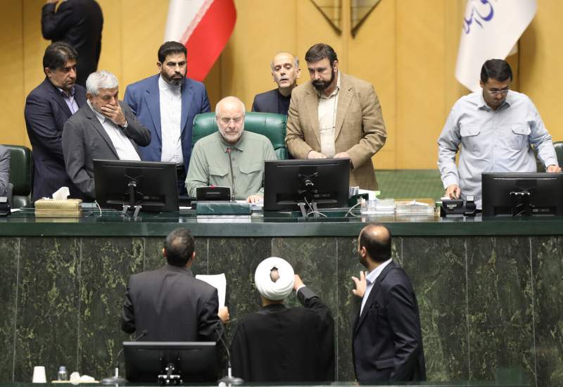 فیلم | شعار «مرگ بر فریدون» و «محاکمه» برخی نمایندگان در صحن مجلس! فیلم | شعار «مرگ بر فریدون» و «محاکمه» برخی نمایندگان در صحن مجلس!