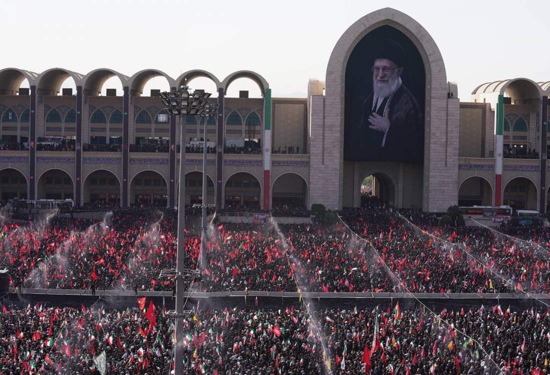 تصاویر | اقامه نماز بر پیکر رهبر شهید انقلاب - 2  