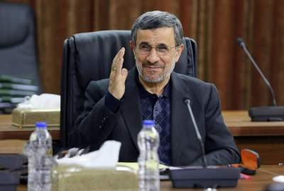 لحظه دیدار محمود احمدی نژاد با فرزندان رهبر شهید