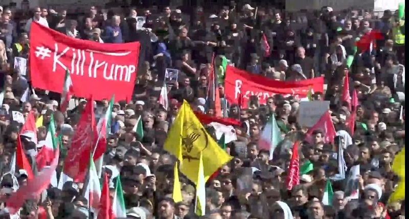پرچم با هشتگ کشتن ترامپ در مراسم وداع با رهبر شهید