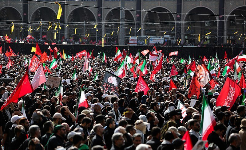 مراسم وداع با شهید حضرت آیت الله سیدعلی خامنه‌ای (ره) و خانواده ایشان از صبح شنبه، (13 تیر 1405) با حضور مردم عزادار در مصلی تهران آغاز شد. امام شهید ایران 9 اسفند 1404 در جریان حمله وحشیانه و تروریستی دشمن آمریکایی - صهیونیستی به فیض رفیع شهادت نایل آمدند.