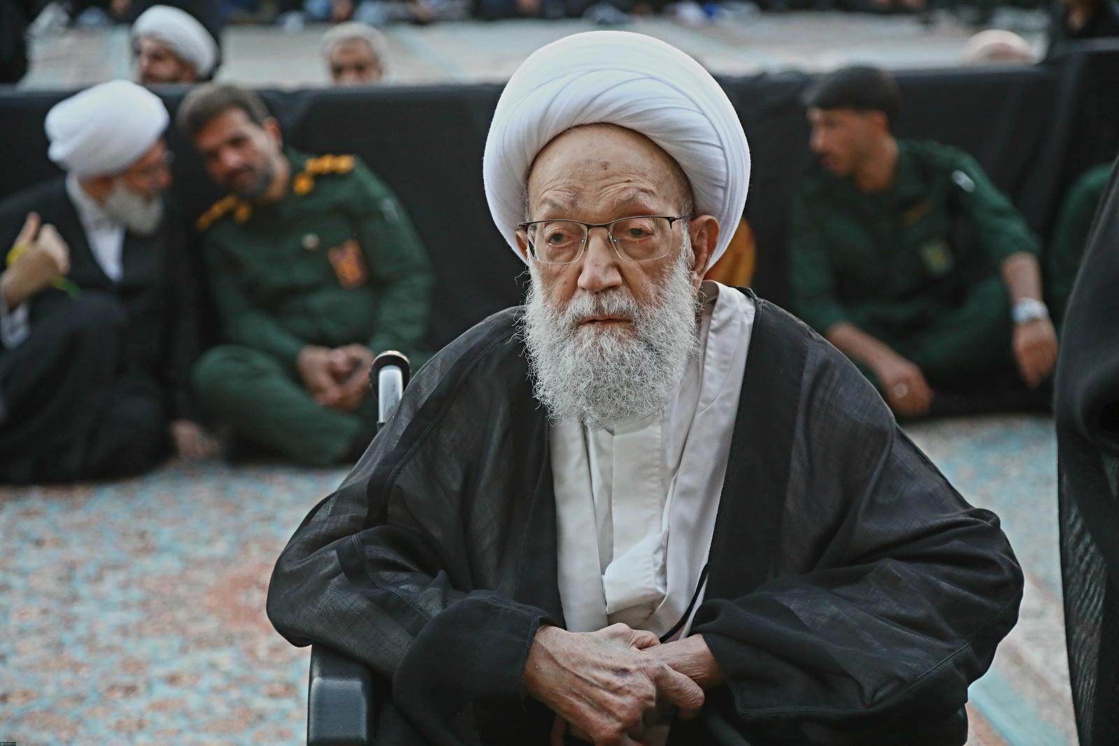 شیخ عیسی قاسم رهبر شیعیان بحرین در مراسم اقامه نماز بر پیکر رهبر شهید در قم