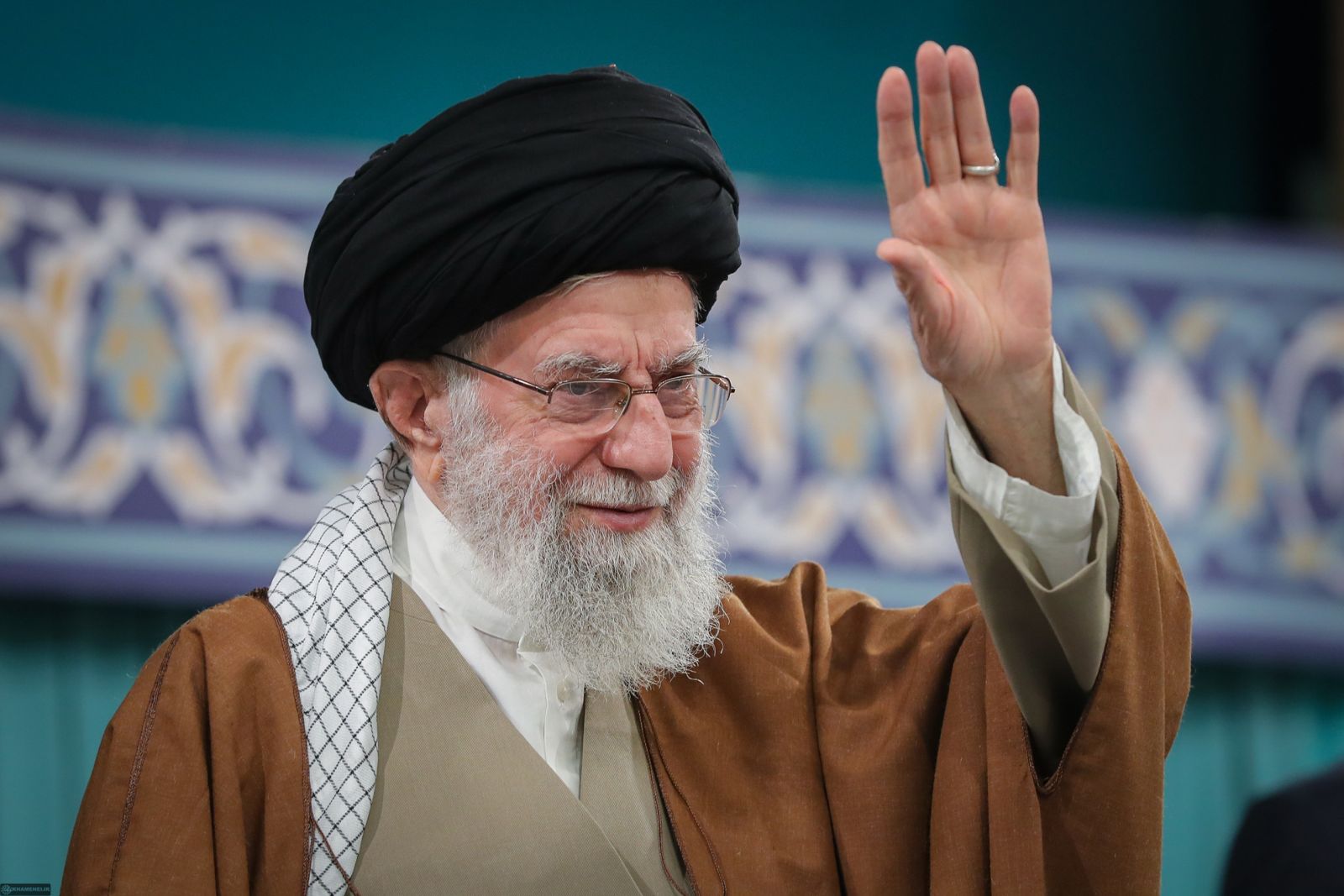 رهبر انقلاب: دست دوستی و همکاری جمهوری اسلامی به سمت همه‌ دولت‌های اسلامی دراز است / باید از حقوق دنیای اسلام دفاع کنیم و اجازه باج‌طلبی به آمریکا و غیرآمریکا را ندهیم