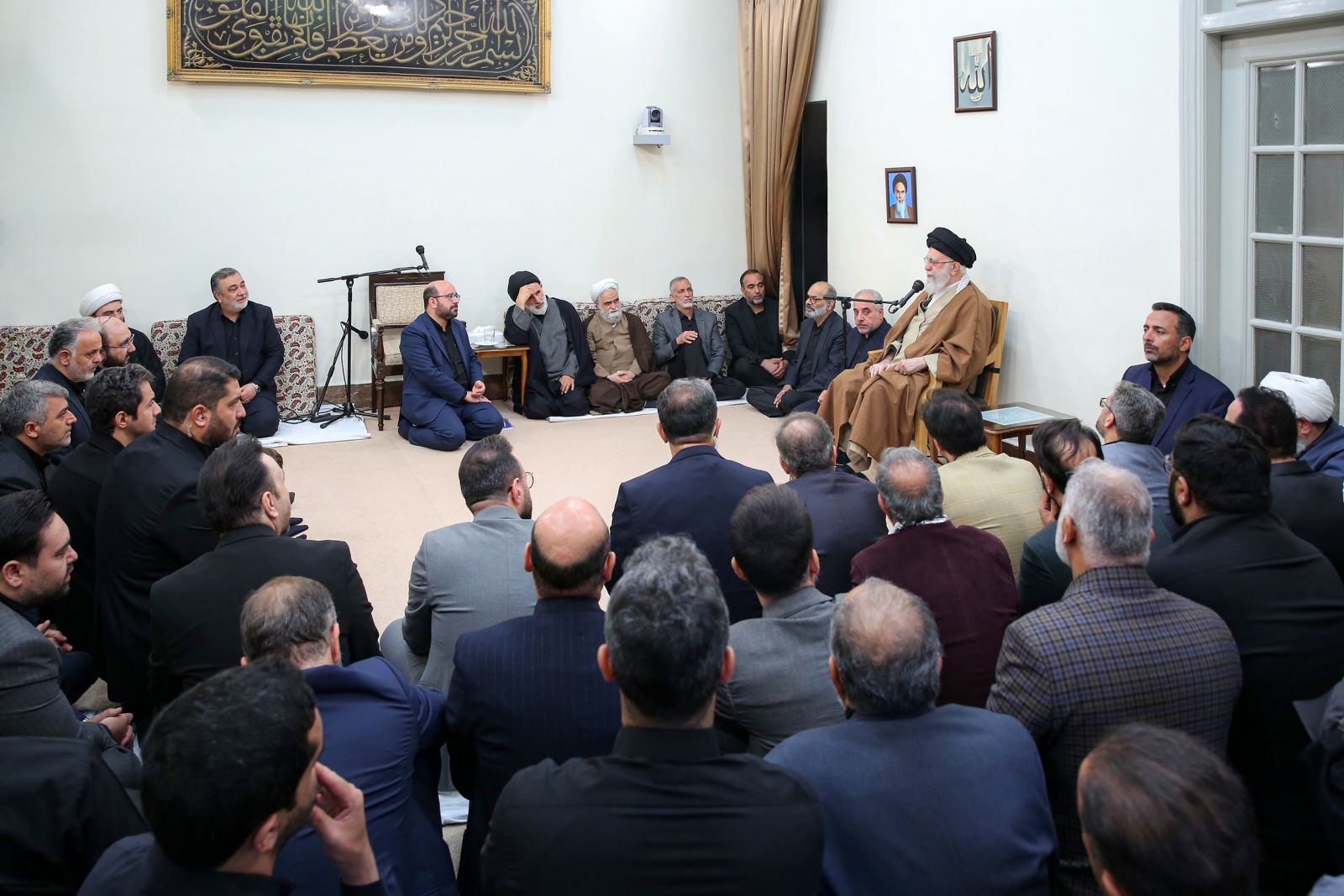 رهبر انقلاب: خط ائمه، خط ایستادگی و استقامت است /  یک جا تحلیل غلطی که از اوضاع می‌کنیم، مسیر را عوض می‌کند؛ لذا خیلی باید مراقبت کرد / وقتی که امام حسن مجتبی (ع) با معاویه صلح کردند، عده‌ای گله و اعتراض می‌کردند؛ حضرت در پاسخ می‌گفتند این موضوع موقت است/ ایشان می‌گفتند که این تسلط کفر و نفاق، تا یک وقتی است