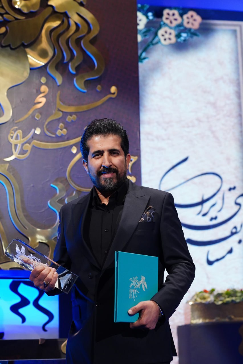 سعید خانی پس از دریافت سیمرغ بلورین بهترین فیلم اول: درخواست می کنم فیلم «قاتل و وحشی» اکران شود / چرا اینقدر نگران هستید؟ هیچ فیلمی در هیچ مملکتی انقلاب نکرده / آقای وزیر! از میزی که دارید نترسید و «قاتل و وحشی» را اکران کنید