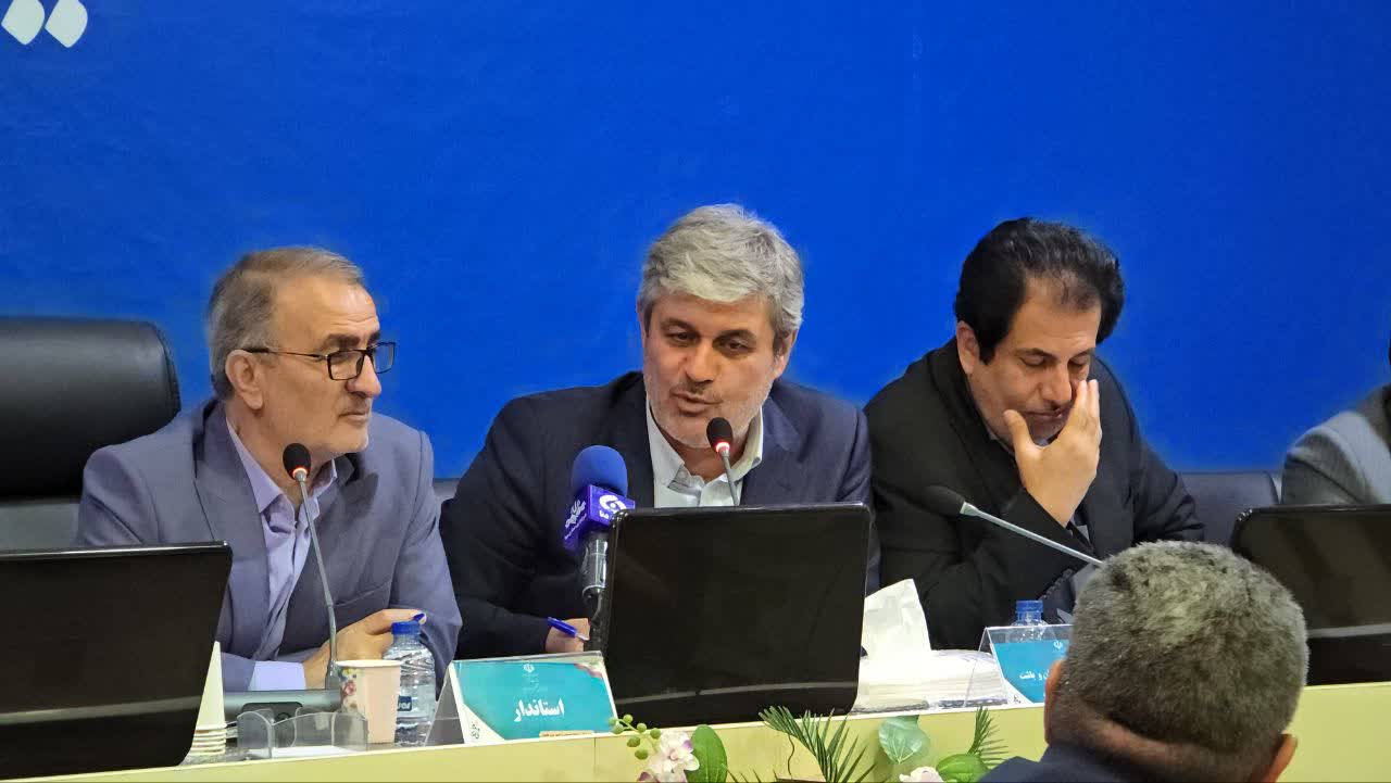 انتقاد نماینده گچساران و باشت از نحوه واگذاری معادن در کهگیلویه و بویراحمد: «دخالت‌های غیرقانونی و بی‌نظمی در واگذاری‌ها سرمایه‌گذاران را سردرگم کرده است» / آقای موسویان [مدیرکل صنعت، معدن و تجارت]؛ شما چه کاره‌اید؟ /  سرمایه‌گذار را به شراکت اجباری مجبور می‌کنند؛ این خلاف قانون است / دستور استاندار به موسویان: تمام معادنی که بدون سرمایه‌گذاری واگذار شده‌اند باید لغو شوند